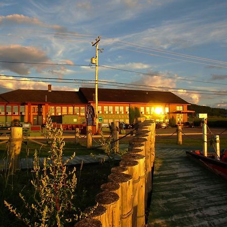 Auberge Internationale La Vieille Ecole Sainte Anne-des-Chênes Екстериор снимка