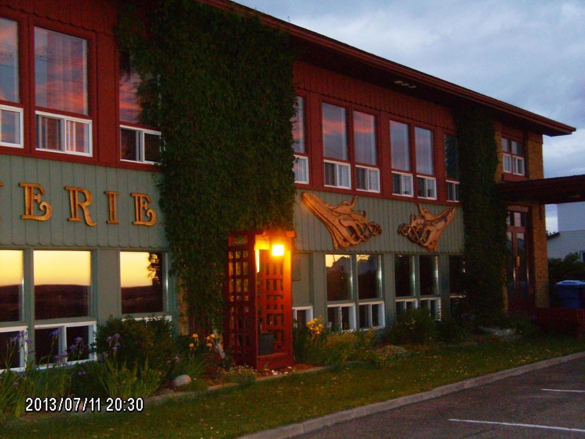 Auberge Internationale La Vieille Ecole Sainte Anne-des-Chênes Стая снимка