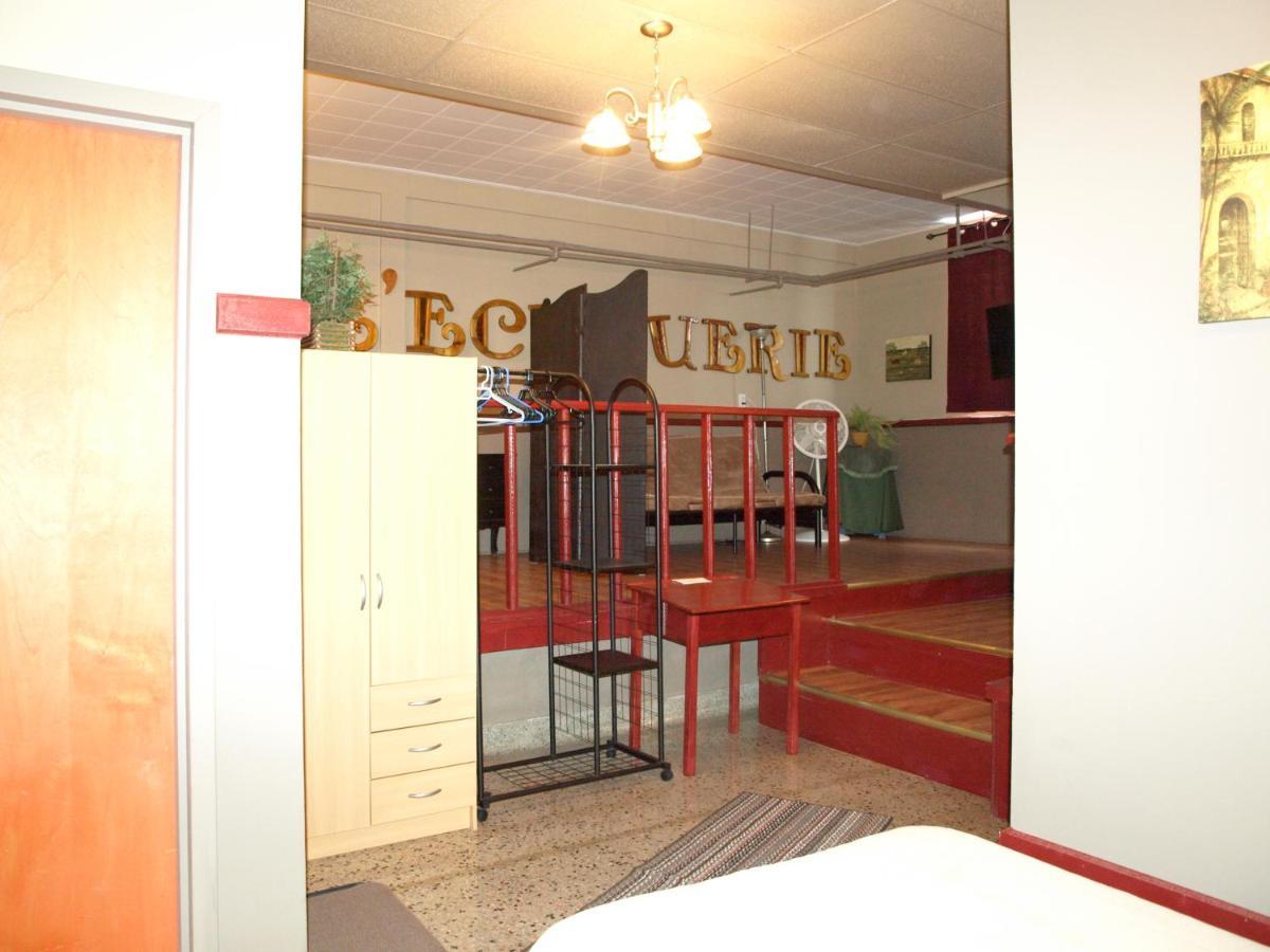 Auberge Internationale La Vieille Ecole Sainte Anne-des-Chênes Екстериор снимка