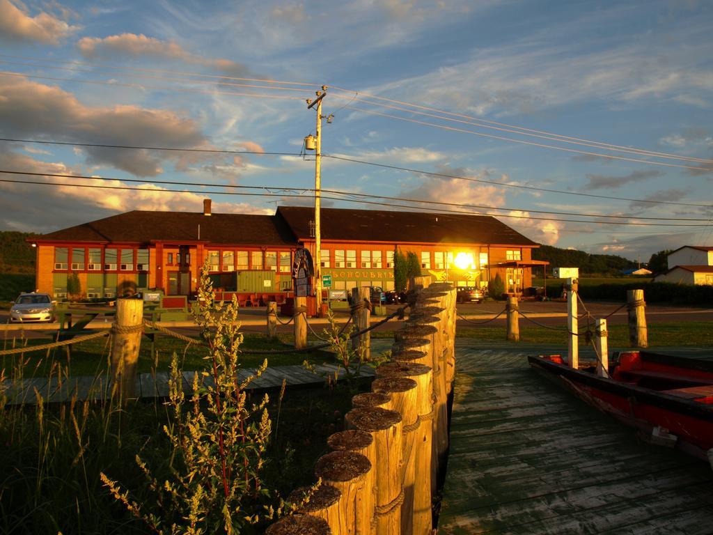 Auberge Internationale La Vieille Ecole Sainte Anne-des-Chênes Екстериор снимка