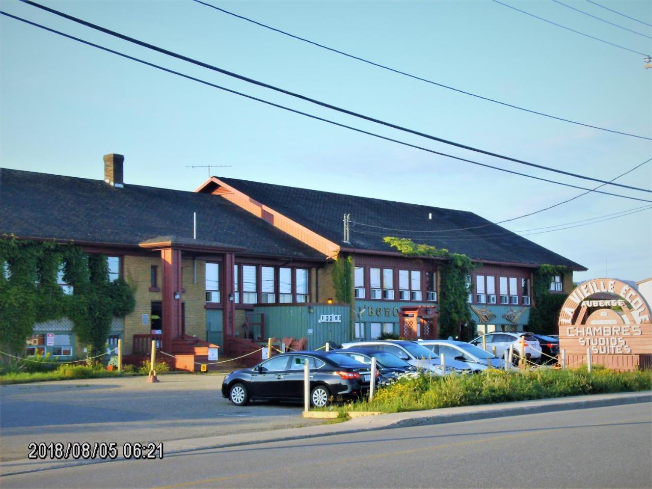 Auberge Internationale La Vieille Ecole Sainte Anne-des-Chênes Екстериор снимка